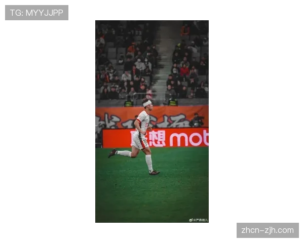 特写：在元宵夜打入绝杀球后，武磊（虚拟）向看台上的中国留学生球迷挥手致意