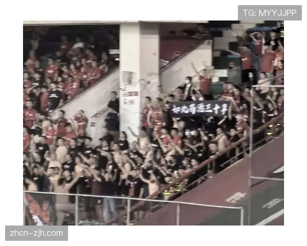 现场:大雨中的激情,千名河南球迷远征天津助威球队保级战 现场:大雨中的激情,千名河南球迷远征天津助威球队保级战