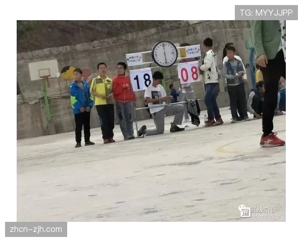 暴雨如注,球员在泥泞中拼抢,摄影师镜头捕捉到球在门柱间滑落的决定性瞬间 暴雨如注,球员在泥泞中拼抢,摄影师镜头捕捉到球在门柱间滑落的决定性瞬间